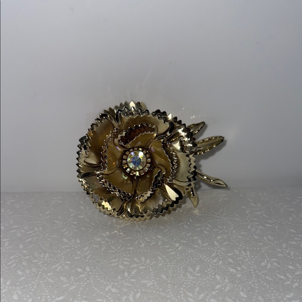 Intricate Gold colored Nature-Inspired‎ Brooch